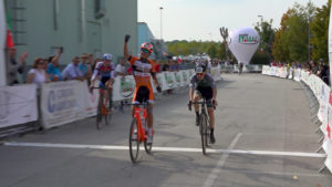 L'arrivo al fotofinish della categoria juniores