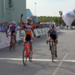 L'arrivo al fotofinish della categoria juniores